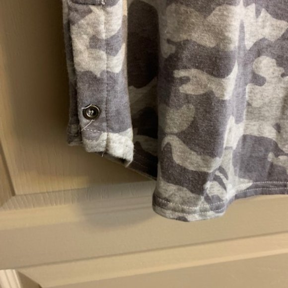 Jane & Delancey Size S Cowl/Turtleneck Camo Grey Top Curved Hem Long Sleeves - Picture 6 of 8